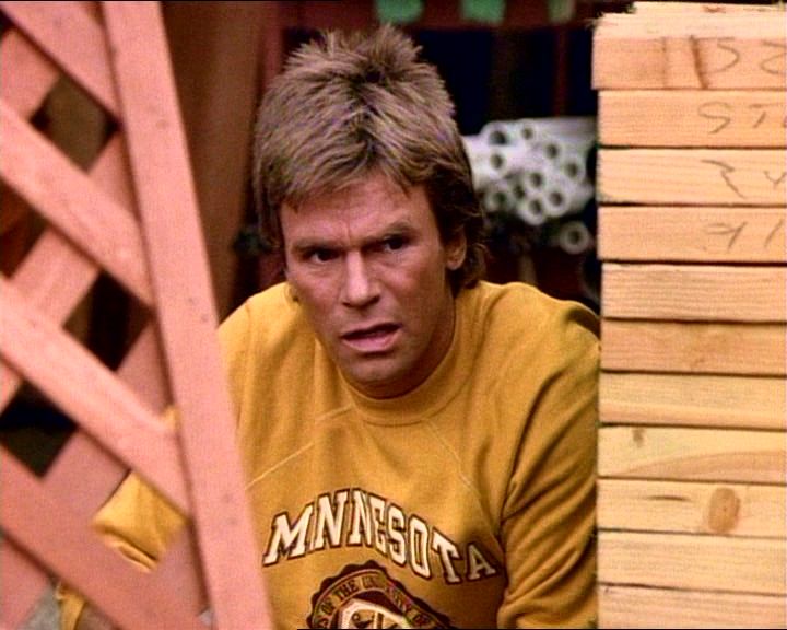 Angus MacGyver Trucs et Astuces - 1x09 Les Fr�res Ennemis - MacGyver et son pull du Minnesota